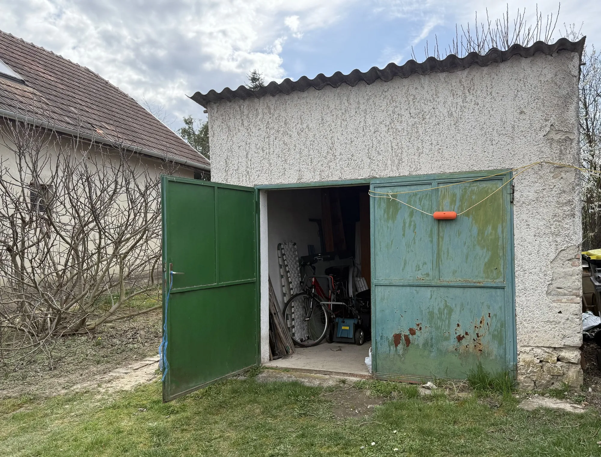 Önálló garázs kétszárnyú fémkapuval