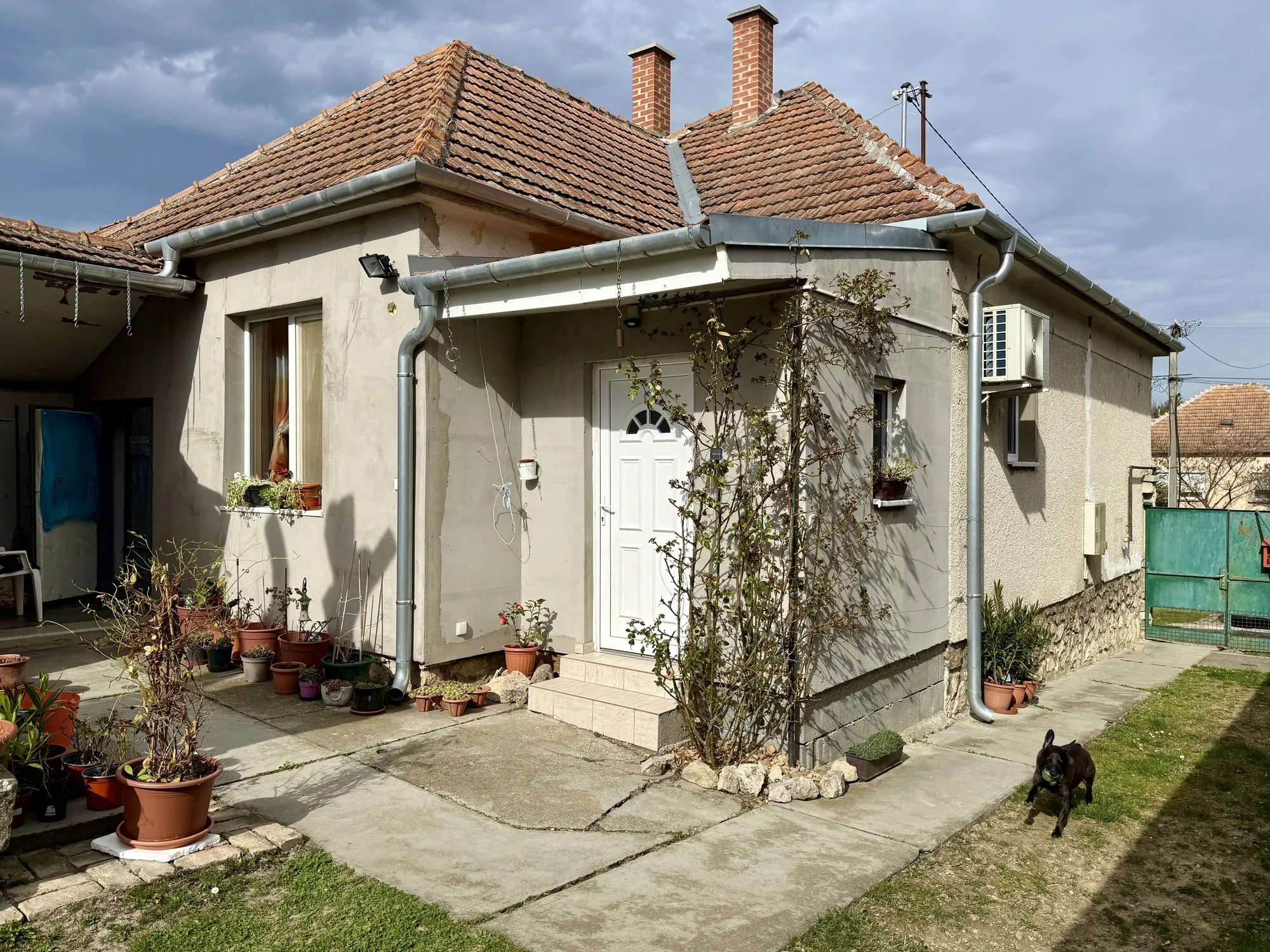 A ház az udvar felől, bejárattal