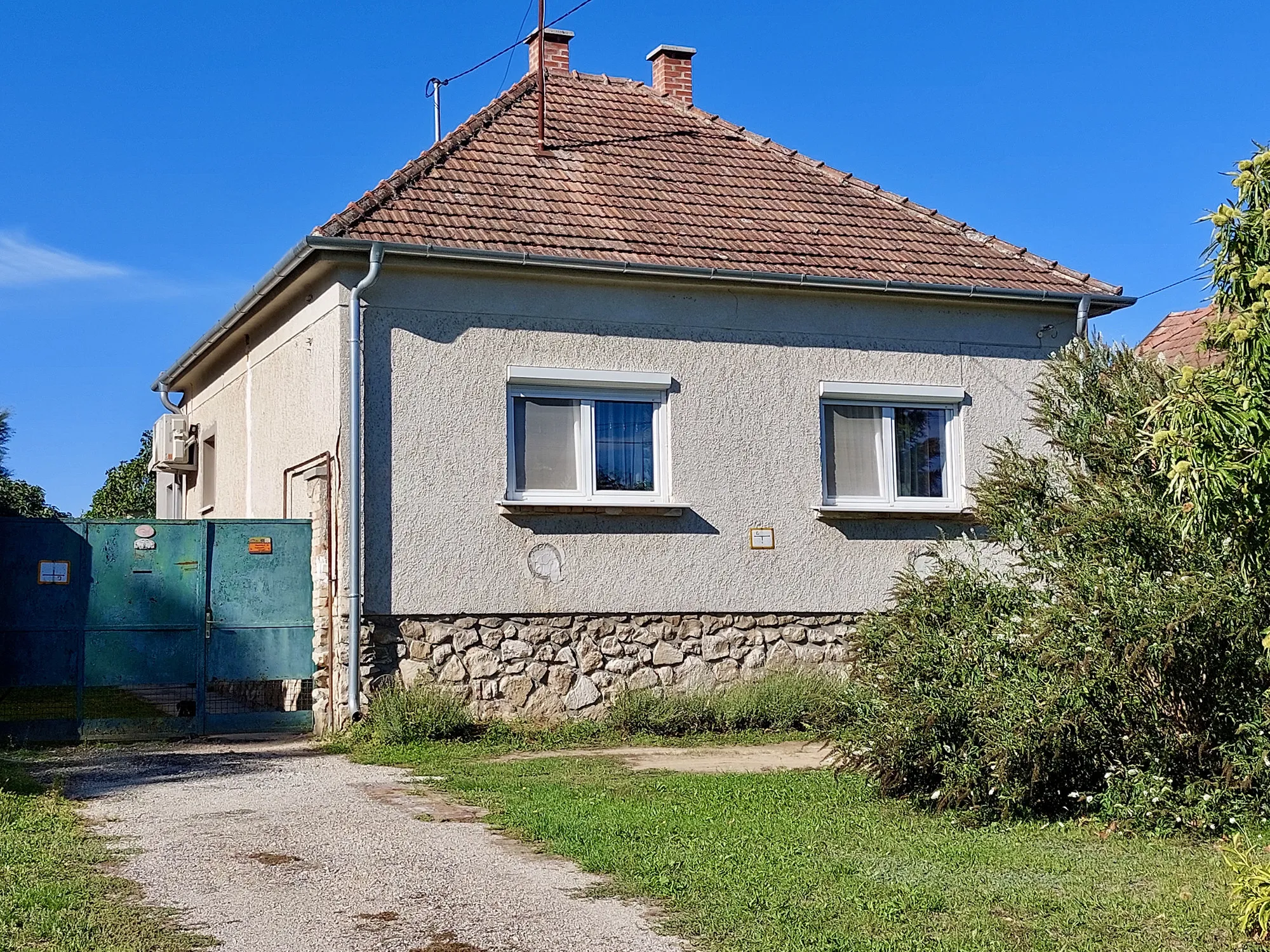 A ház és az előkert az utca felől