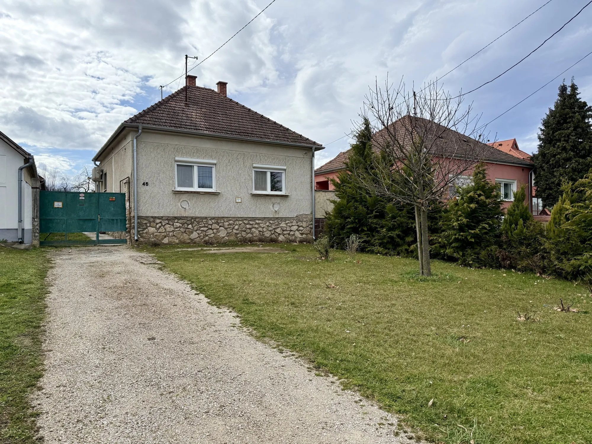 A ház és az előkert az utca felől